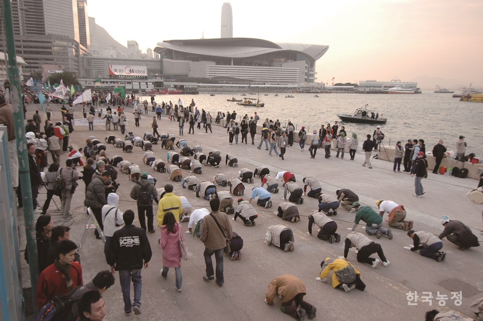 지난 2005년 12월 15일 전농은 제6차 WTO 각료회의 저지를 위해 홍콩 현지에서 삼보일배 투쟁을 벌여 전 세계 농민들의 이목을 집중시켰다.전국농민회총연맹 제공