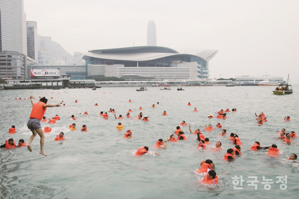 홍콩에서 열린 제6차 WTO 각료회의 저지를 위해 100여명의 투쟁단은 회의장 인근 바다에 뛰어들어 ‘다운! 다운! 떠블유티오(DOWN DOWN WTO)’ 구호를 목이 터져라 외쳤다. 전국농민회총연맹 제공