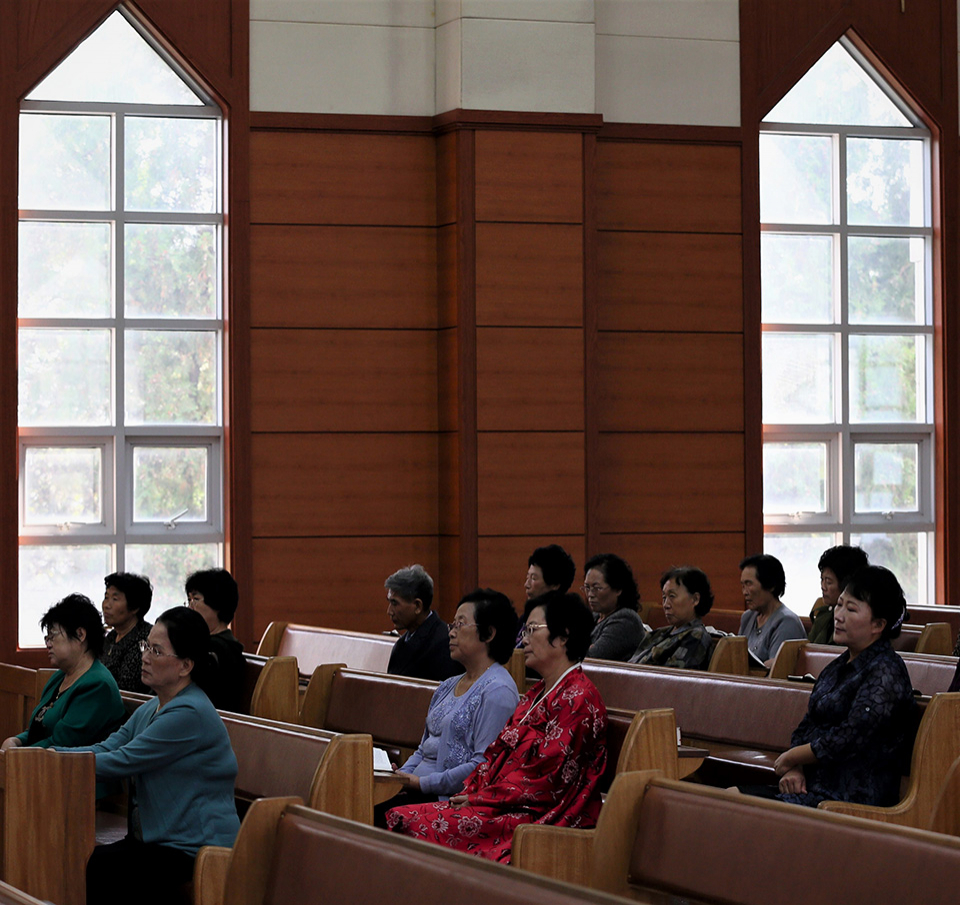 평양 봉수교회에서 신자들이 목사님의 설교를 듣고 있다. 400여 명의 신도가 등록돼 있고, 이날은 100여 명의 신도들이 예배를 드렸다.