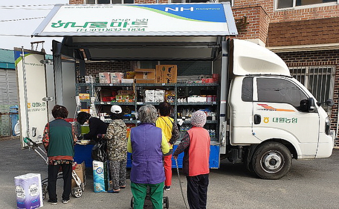 대월농협이 지난 2017년 시작한 이동판매 사업 ‘찾아가는 하나로마트’는 주민들의 높은 호응을 얻고 있다. 대월농협 제공