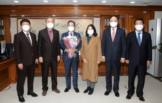 한국협동조합협의회는 지난 2일 개최한 회장단 회의에서 이성희 농협중앙회장(왼쪽 세 번째)을 차기 회장으로 선출했다.