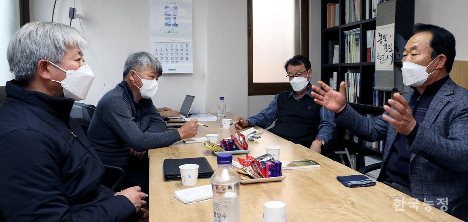 농민운동 30년 역사를 평가하고 앞으로를 전망해 보는 좌담회가 지난 9일 서울 용산 본지 회의실에서 열렸다.