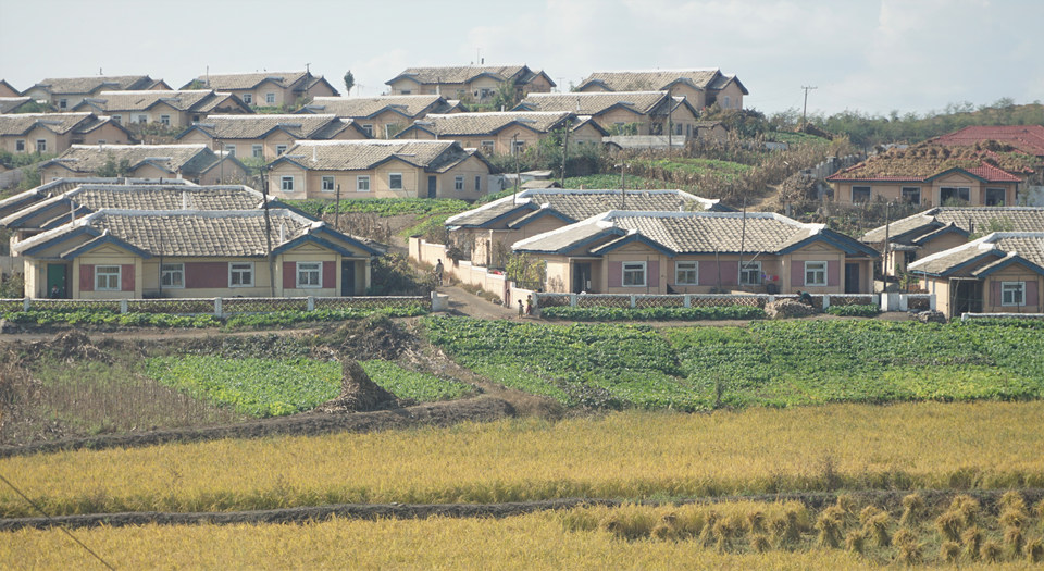 북녘의 평안남도, 평안북도를 지나면서 보이는 일반적인 시골 농촌마을의 모습이다.