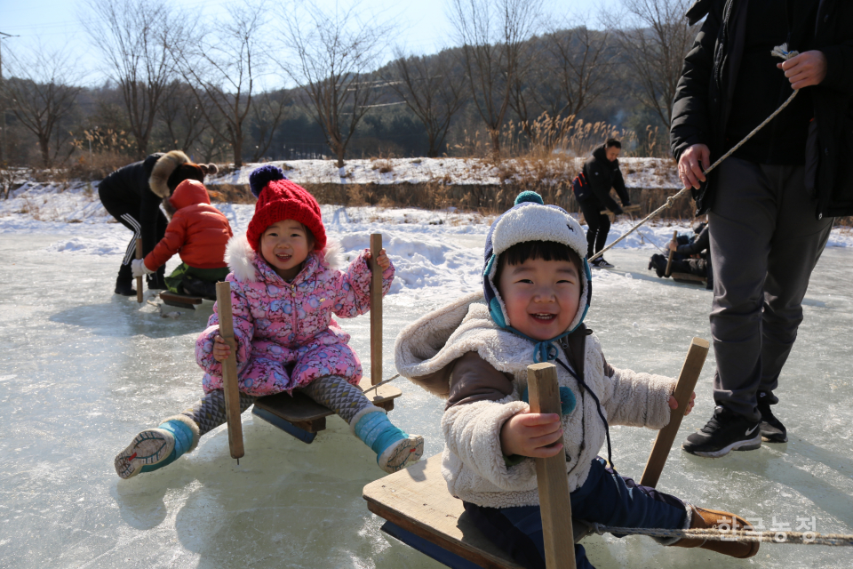 지난 2017년 2월 겨울철 농촌체험을 위해 경기도 양평군 외갓집체험마을을 찾은 어린이들이 썰매를 타며 환하게 웃고 있다. 양평외갓집체험마을 제공