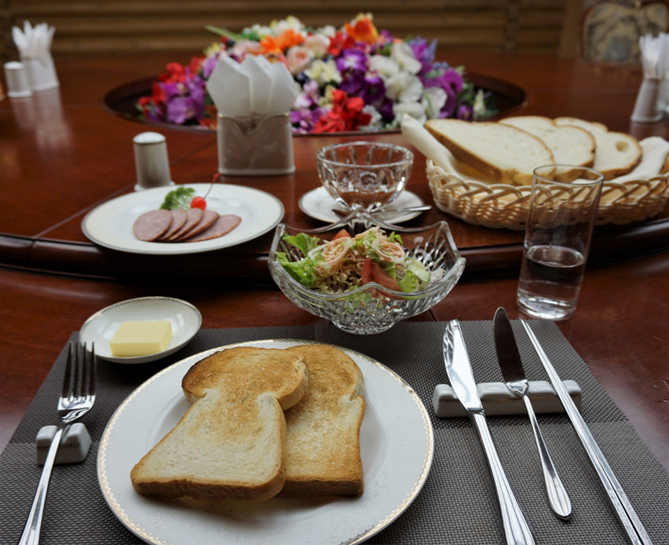 마식령호텔에서 아침식사로 제공하는 서양식 조찬. 토스트에 과일 잼과 샐러드, 소시지, 커피 등을 준다.