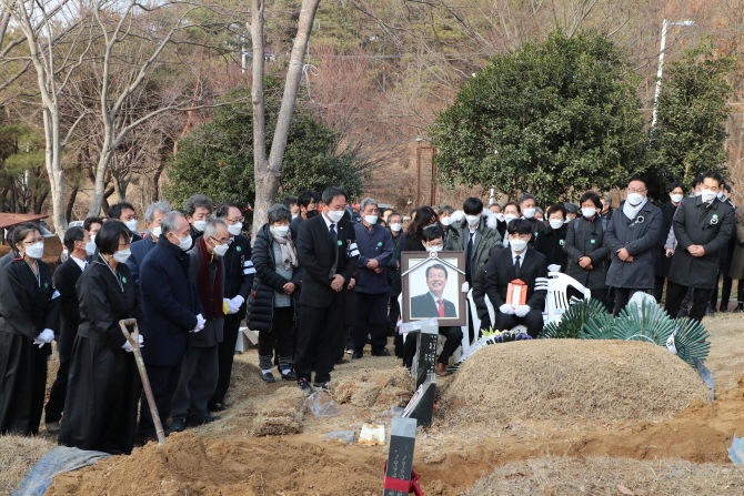 고 강병기 전농 부의장의 하관식이 지난달 31일 망월동 민족민주열사 묘역에서 거행됐다.