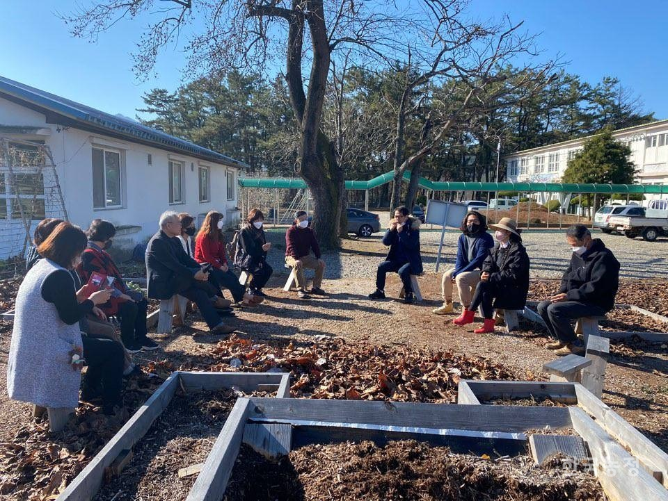 지난해 11월 전북 진안군의 옛 평장초등학교 자리에 마련된 흙사랑 자연학습장에서 교육농협동조합 교사들이 회의를 진행 중이다. 교육농협동조합 제공