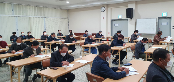 지난 5일 경북 고령군 마늘 생산비조사표 작성 교육에 참가한 농민들이 설명을 들으며 조사표를 채워 나가고 있다.전국마늘생산자협회 제공