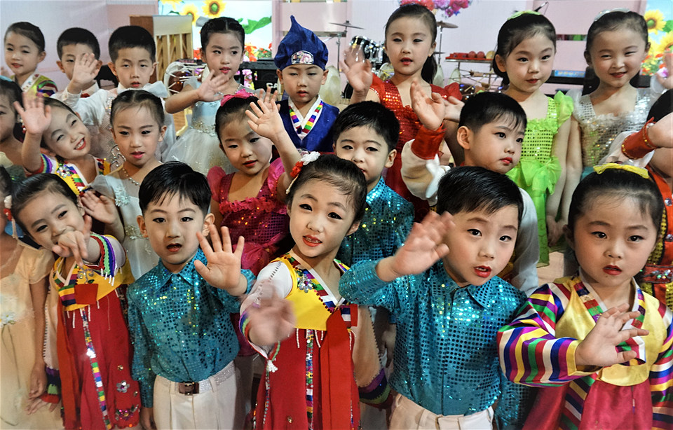 경상유치원 강당에서 공연을 마친 아이들이 한자리에 모여 손을 흔들고 있다.