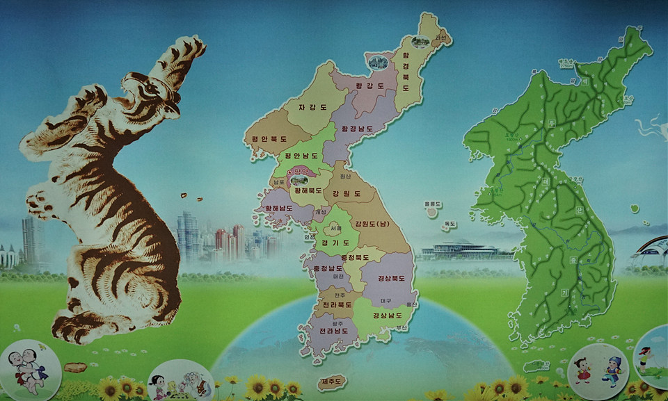 유치원 복도에 조선반도(한반도) 지도가 붙어있다. 용맹스런 호랑이 형상이 눈에 띄고, 서울과 제주도는 물론 울릉도와 독도가 또렷이 표기돼 있다.