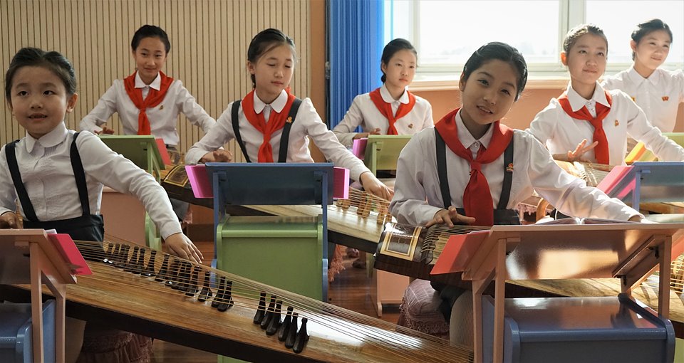 음악실 가야금반에서 ‘민족악기’로 개량된 악기로 연습하고 있다. 종래의 12현에서 19현으로, 다시 21현으로 현의 개수를 늘렸다.