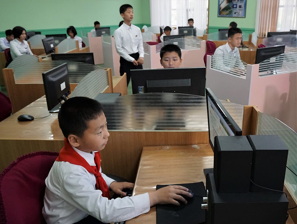 컴퓨터실에서 남녀학생들이 각자의 자리에서 PC를 이용해 정보기술 자료를 학습하고 있다. 국가적으로 IT 인재를 키우고 있다.