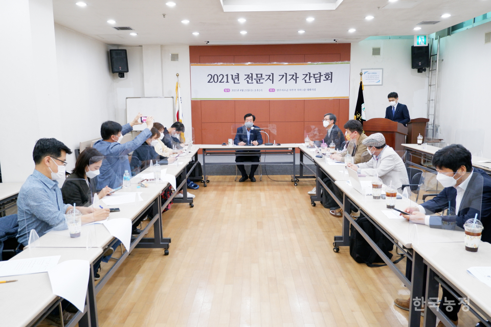 민경천 한우자조금관리위원장은 지난 21일 서울 서초동에서 기자간담회를 열고 현안에 관한 입장을 밝혔다.