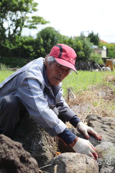 올해 68세의 강상오씨는 이날 모인 사람들 가운데선 유일하게 ‘돌챙이’로 일해 본 숙련자입니다.
