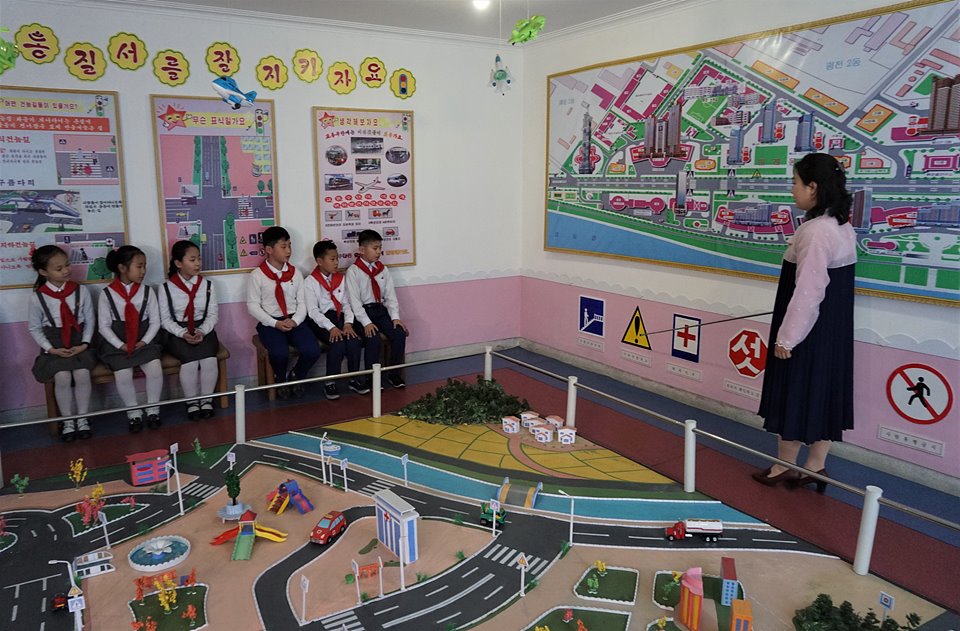 미래소학교 교통안전 교육장에서 학생들이 교통질서에 대한 실습을 받고 있다.