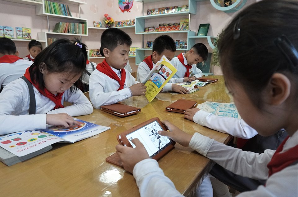 미래소학교 도서관에서 학생들이 책을 읽고 있다. 태블릿피시(PC)가 눈에 띈다.