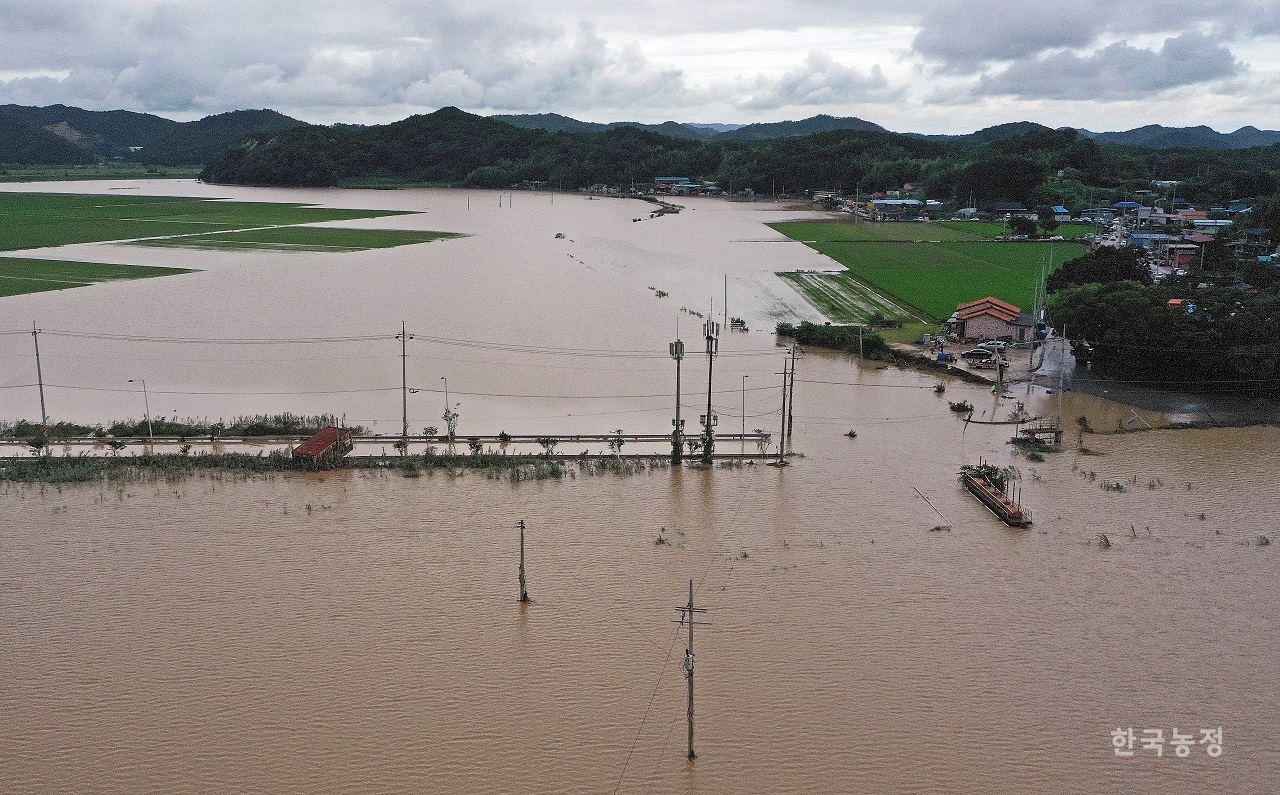 지난해 8월 초 약 400mm에 가까운 폭우가 쏟아져 수백ha의 농경지가 침수된 전남 나주시 다시면 일대가 황톳물에 잠겨 있다. 한승호 기자