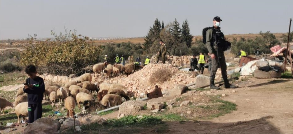 지난해 12월 키르밧알시미아 마을의 이스라엘군에 의해 파괴된 목장. 농업노동자위원회연맹(UAWC) 제공