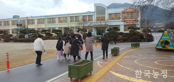 삼기초등학교는 지난 1월 서울 학부모와 담당자들을 대상으로 농촌유학 및 빈집 리모델링 현황을 설명하는 농촌유학 설명회를 했다.삼기초등학교 제공