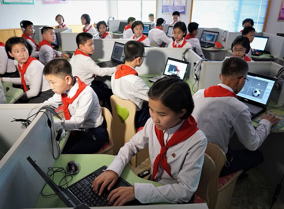 최근 자연과학과 기술 과목 수업시간이 늘어나고 정보화 교육이 크게 강화됐다고 한다. 컴퓨터 실습실에서 학생들이 정보기술 과제를 듣고 있다.