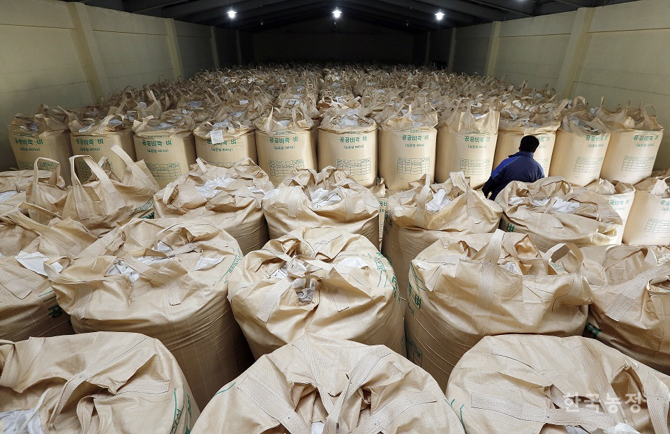 정부가 보관하고 있는 국내산 쌀이 7만톤 정도(오는 10월 31일 양곡연도말 기준)에 불과해 식량안보 차원에서 장기적인 대책 마련이 시급한 것으로 나타났다. 사진은 한 정부양곡창고에 저장돼있는 공공비축미 모습. 한승호 기자