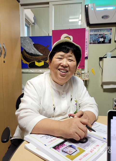전북 전주시에 있는 함씨네토종콩식품 사무실에서 ‘콩박사’ 함정희씨가 우리콩의 우수성을 설명하고 있다.