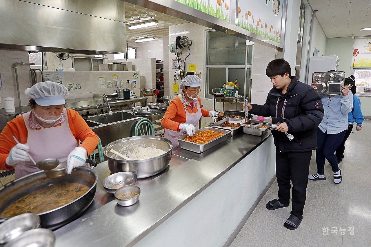 강원도 횡성군의 한 초등학교 급식실에서 학생들이 점심 급식을 받고 있다. 한승호 기자