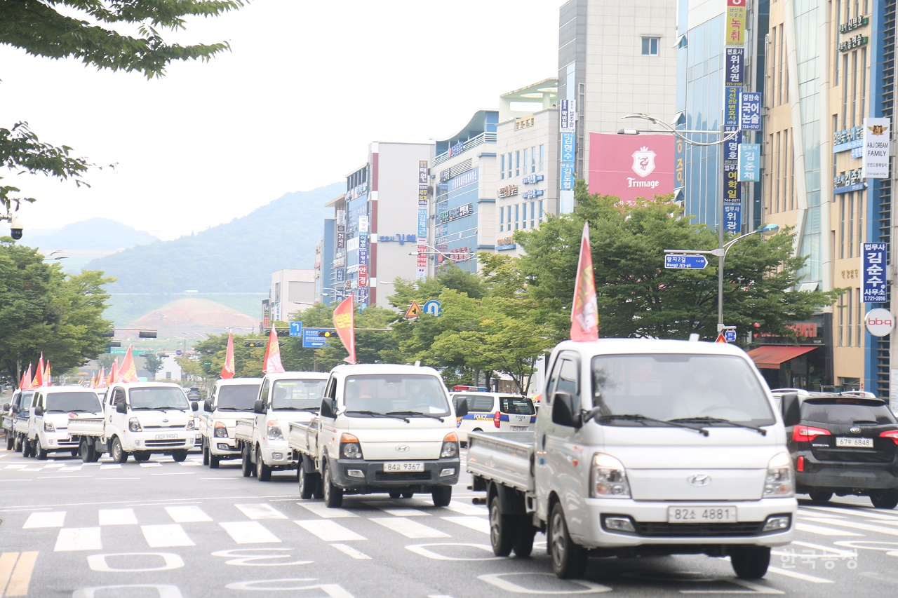 10일 순천농민대회에서 차량 행진이 진행 중이다.
