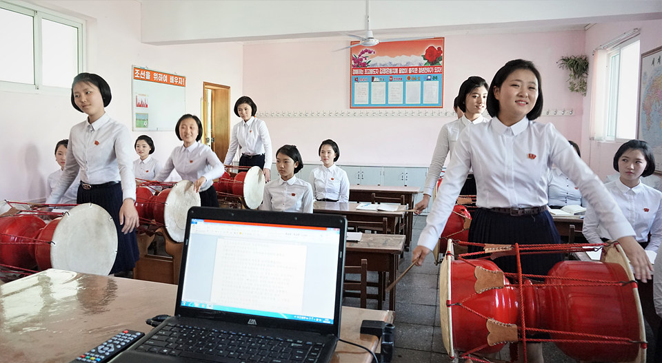 동안고급중학교 1학년 학생들이 음악시간에 ‘시창’ 수업을 받으며 손바닥으로 장단을 맞추면서 시범을 보이고 있다.