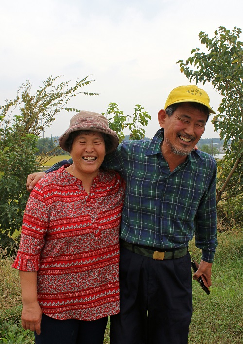 농민운동 선배인 남편 박용환씨와 집앞에서 함박웃음을 지으며 사진 촬영을 하고 있다.
