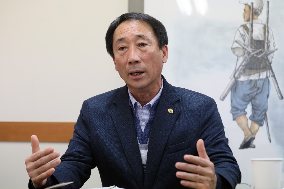 박흥식 전국농민회총연맹 의장이 오는 17일 열리는 농민총궐기에 대해 설명하고 있다.  한승호 기자