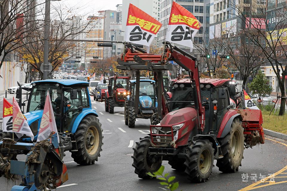 10일 오전 나주에서 출발한 트랙터 및 차량 행렬이 광주광역시청 앞 도로로 모여들고 있다.