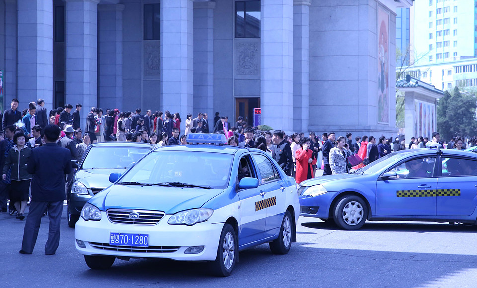 ‘평양대극장’ 앞에서 공연 관람을 마치고 나오는 관람객을 태우기 위해 택시가 순식간에 모여들고 있다.