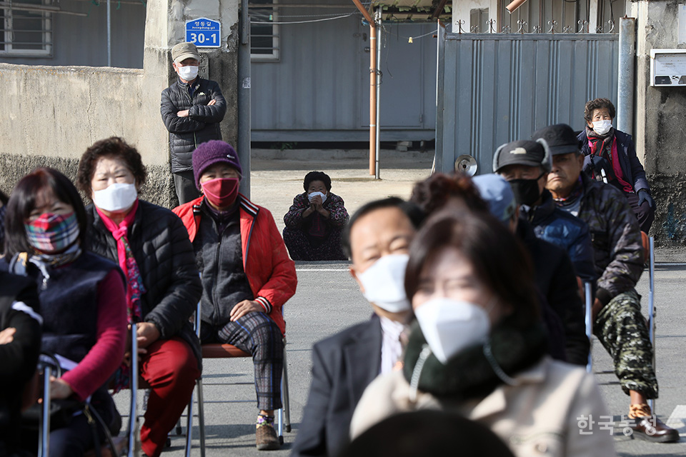 지난 8일 전남 영암군 시종면 신학리 정동마을회관 앞에서 열린 신학리 변전소 현장 간담회에서 마을주민들이 서삼석 더불어민주당 의원의 답변에 귀기울이고 있다.
