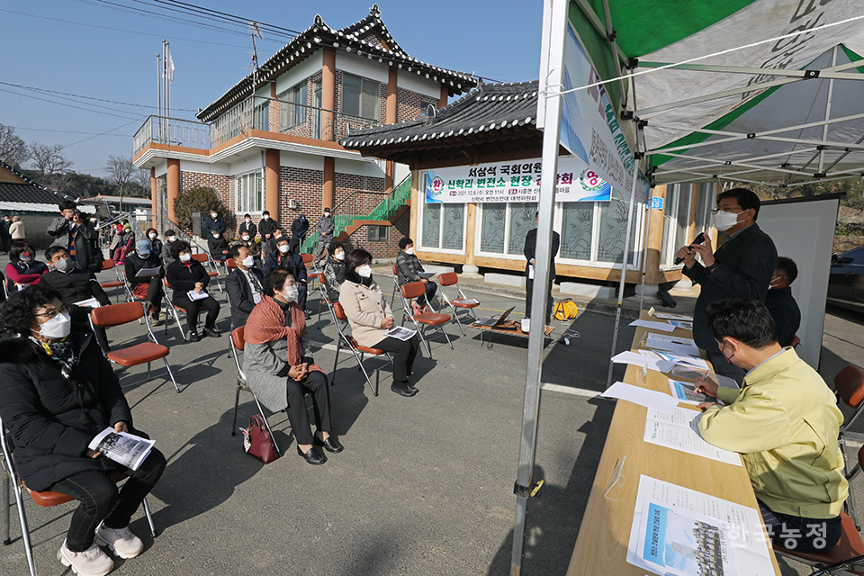 지난 8일 전남 영암군 시종면 신학리 정동마을회관 앞에서 열린 신학리 변전소 현장 간담회에서 서삼석 더불어민주당 의원이 주민들의 질의에 답변하고 있다. 한승호 기자
