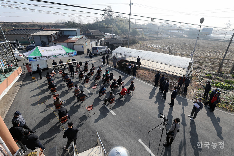 지난 8일 전남 영암군 시종면 신학리 정동마을회관 앞에서 열린 신학리 변전소 현장 간담회에서 마을주민들이 서삼석 더불어민주당 의원에게 질의하고 있다. 한승호 기자