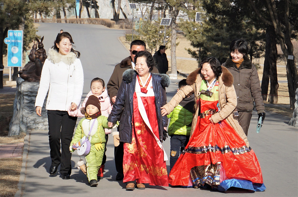 설 명절에 조선중앙동물원을 찾은 조선옷(한복)을 차려입은 한 가족이 즐거운 얼굴로 구경을 다니고 있다.