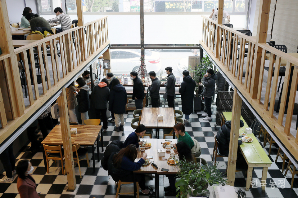 지난 5일 대전 유성구 지족동 열린부뚜막협동조합 마을부엌에서 주민들과 직장인들이 점심식사를 하기 위해 길게 줄을 서고 있다. 한승호 기자