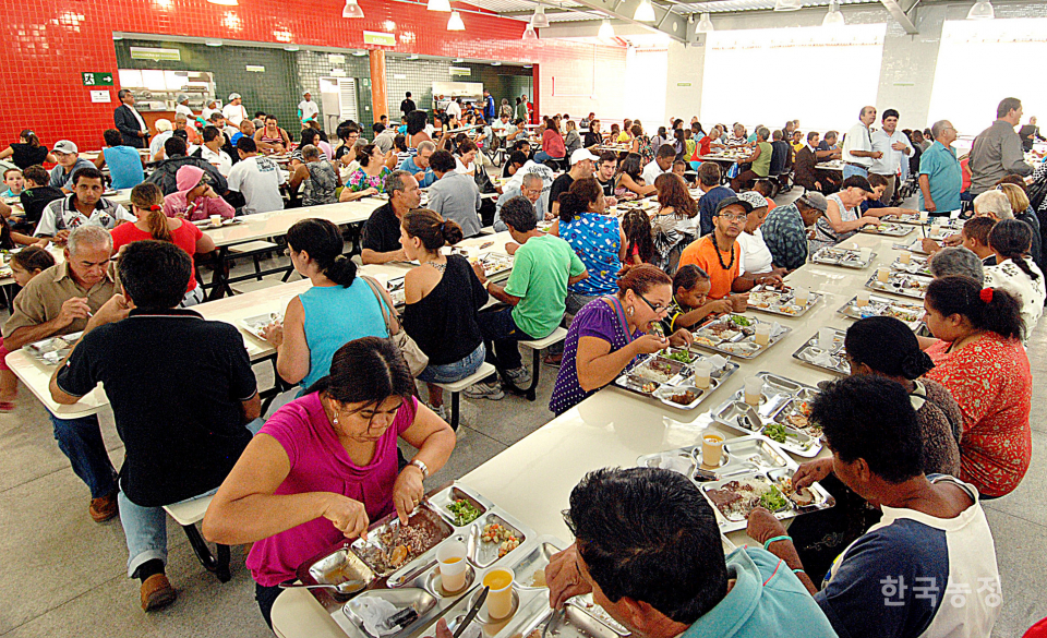 브라질 벨루오리존치 민중식당에서 시민들이 식사하고 있다. 출처: flickr Isabel Baldoni
