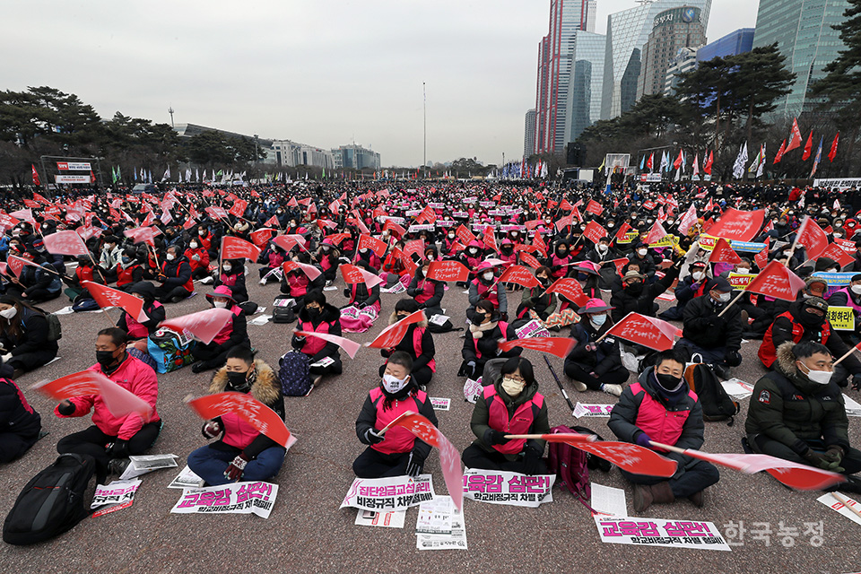 15일 오후 2시 서울 영등포구 여의도 문화마당에서 열린 2022 민중총궐기에 모인 1만5,000여명의 농민, 노동자, 빈민들이 '불평등을 갈아엎자'며 구호를 외치고 있다. 한승호 기자