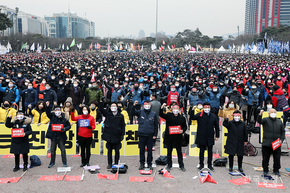 15일 오후 2시 서울 영등포구 여의도 문화마당에서 열린 2022 민중총궐기에 모인 1만5,000여명의 농민, 노동자, 빈민들이 '불평등을 갈아엎자'며 구호를 외치고 있다. 한승호 기자
