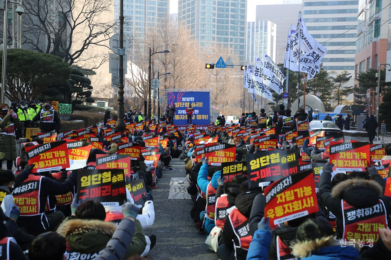 이날 집회엔 서울·대전·충북·부산 등 전국에서 290여명의 농협유통 노동자들이 참석했다.