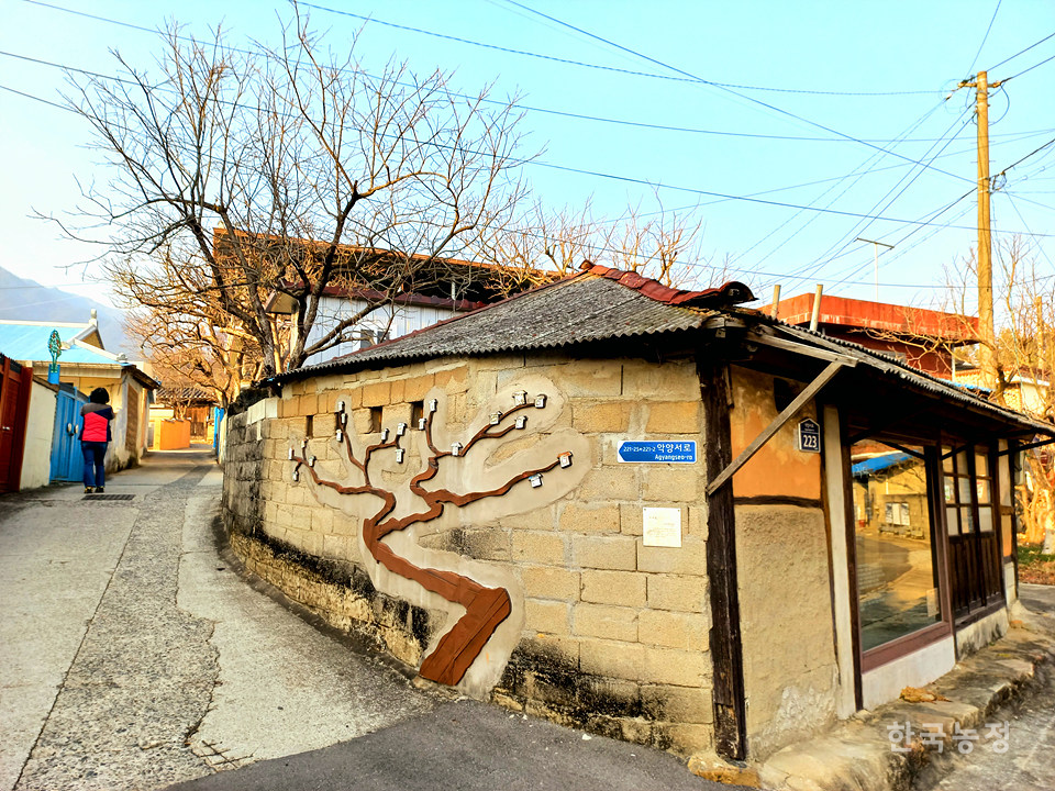 마을 골목길이 예술가들의 설치미술로 꾸며진 하동 하덕마을의 ‘골목길 갤러리’.