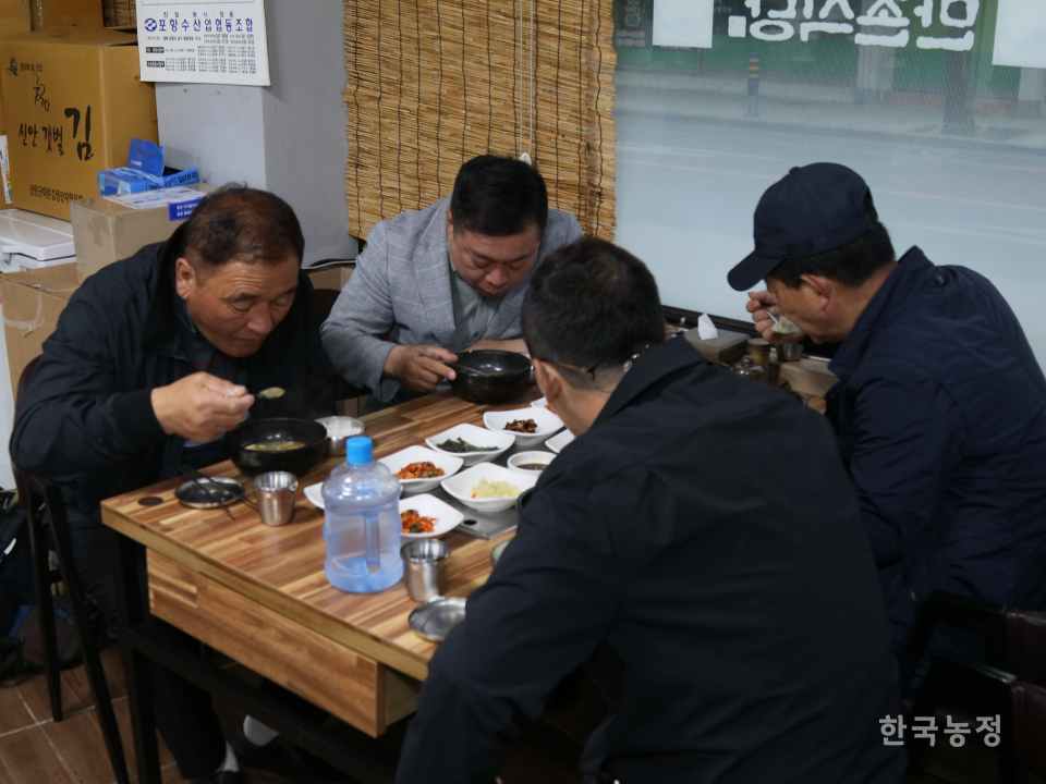 지난 13일 오전 6시쯤 경북 포항시 북구에 위치한 한 식당에서 울릉도 어민들이 식사를 하고 있다.