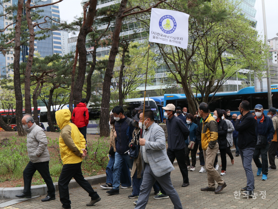 지난 13일 오후 1시쯤 울릉도 어민들이 집회 장소인 서울 여의도공원으로 이동하고 있다.