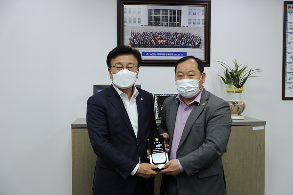 윤재갑 더불어민주당 의원(왼쪽)이 한우협회로부터 감사패를 받았다. 윤재갑의원실 제공