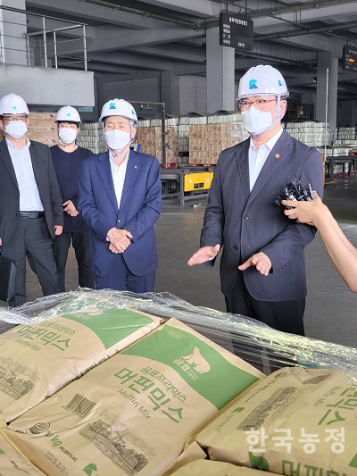 정황근 농림축산식품부 장관이 지난 23일 대한제분 인천공장을 찾아 밀가루 수급 현황에 대해 설명하고 있다.