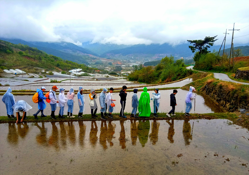 지리산 둘레길 인월-금계 구간에 있는 상황마을 다랑논을 산청 간디학교 아이들이 지나고 있다.