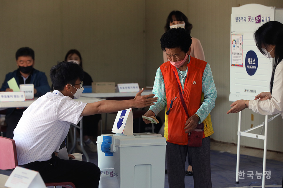 제8회 전국동시지방선거 본투표가 1일 전국 1만4,000여개 투표소에서 일제히 시작된 가운데 충남 서산시 운산면 원평리 마을창고에 마련된 운산면제2투표소에서 주민들이 소중한 한 표를 행사하고 있다. 