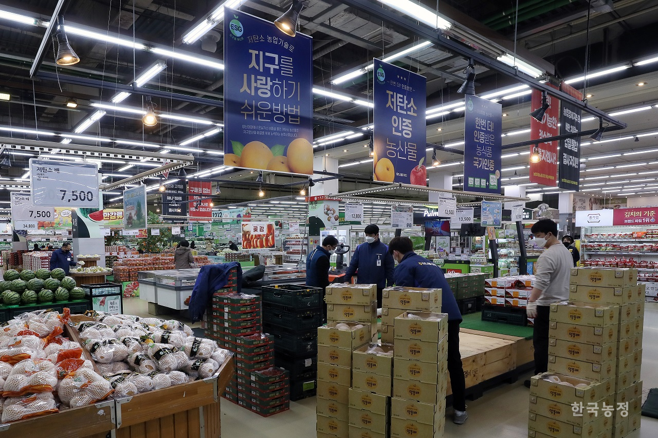 지난 2월 서울 서초구 양재동 농협 하나로마트에서 직원들이 저탄소인증농산물을 매대에 진열하고 있다. 한승호 기자